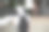 一位手持黑色背包和笔记本的女学生站在学院前面的台阶上。高等教育，学年开始，返校。Copyspace图片下载