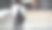 一位手持黑色背包和笔记本的女学生站在学院前面的台阶上。高等教育，学年开始，返校。Copyspace图片下载