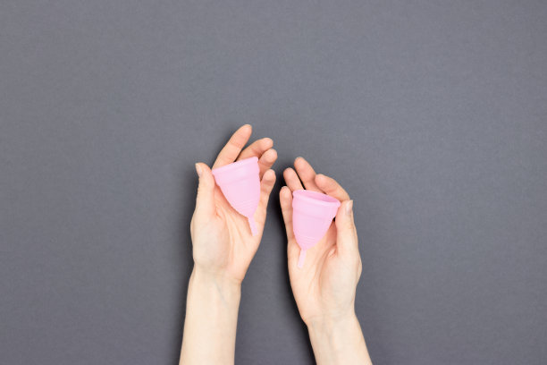 手拿月经杯。极简的零浪费概念。图片下载