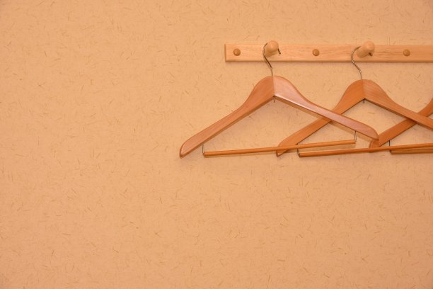 衣架在墙壁上图片下载