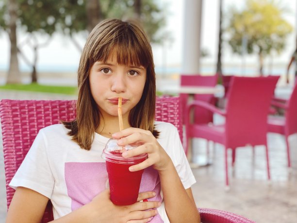 喝草莓冰沙的女孩图片下载