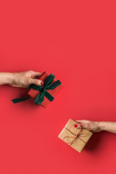 女人手工DIY木质圣诞树。图片下载