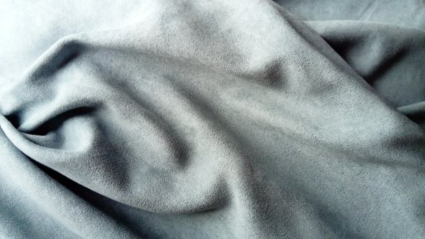 用灰色、蓝色和沥青的天鹅绒织物制成的帆布。织物铺成美丽的波浪，让人从远处想起一个讽刺的面具。剧院图片下载