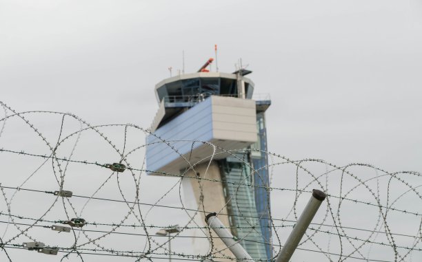 德国纽伦堡控制塔前的铁丝网图片下载