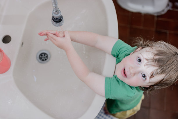 孩子洗手图片下载