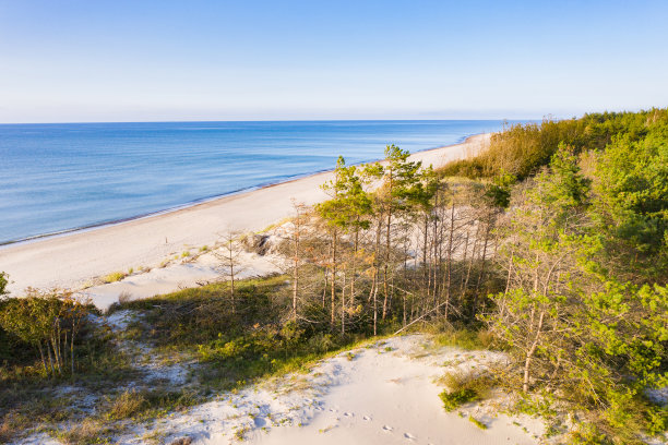 从上面看是库尔尼沙嘴。无人机拍摄。图片下载