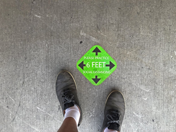 社交距离，地板上的绿色标志图片下载