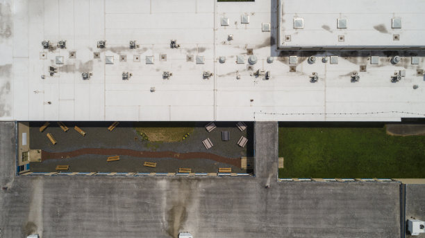 工业建筑屋顶上的通风管道。从空中鸟瞰，俯视上方。图片下载