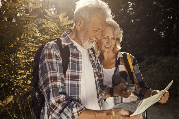 使用指南针看地图的高级远足者图片下载