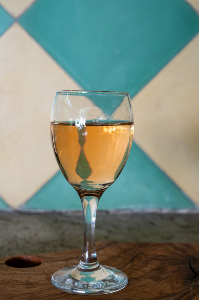 品尝来自法国普罗旺斯艾克斯的当地玫瑰葡萄酒图片下载