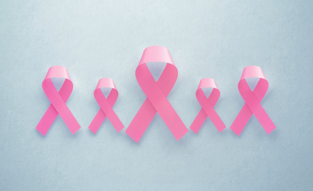 灰色背景上的粉色乳腺癌意识丝带图片下载