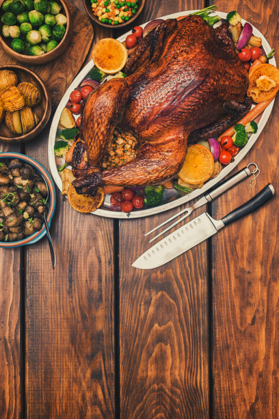 传统感恩节火鸡大餐及配菜图片下载