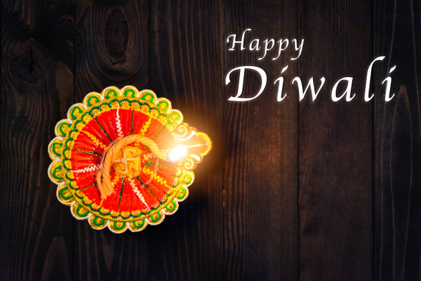 头顶上的泥土已经点燃了篝火或油灯图片下载