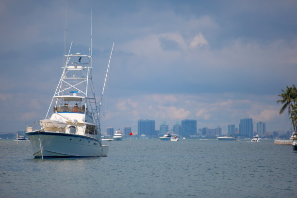 一艘大型渔猎船停泊在佛罗里达迈阿密图片下载