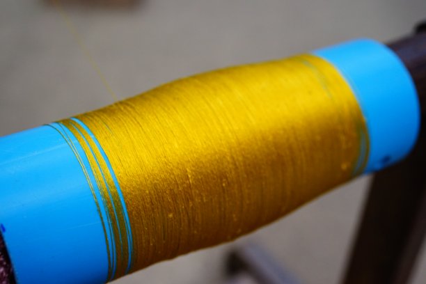 在手工木织机上为自制丝绸编织丝棉图片下载