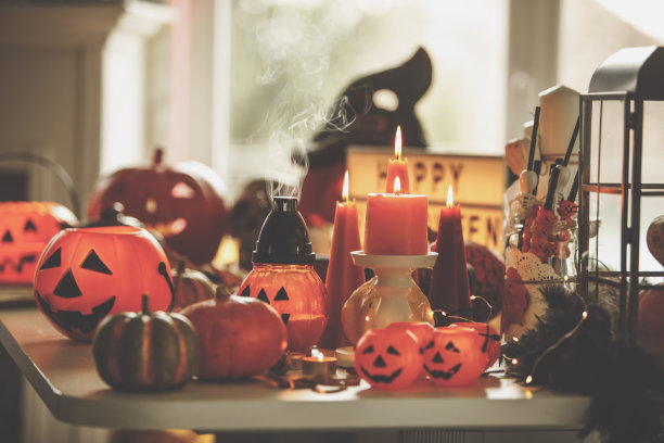 正面的多色装饰万圣节南瓜和桶图片下载