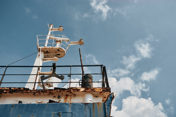 在希腊港的废弃渔船上用传感器和雷达观察老的生锈的控制塔图片下载