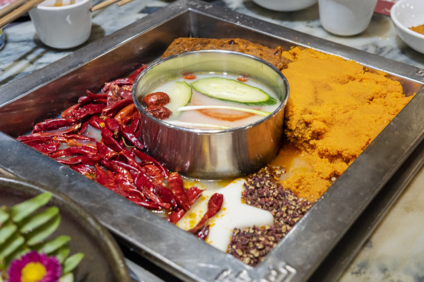 美味的麻辣火锅，里面有很多辣椒素材图片