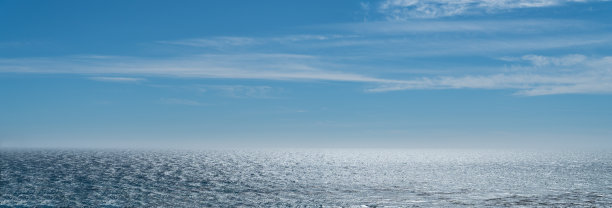 天空和大海与地平线-干净的空气-晴朗的一天在加利福尼亚图片下载