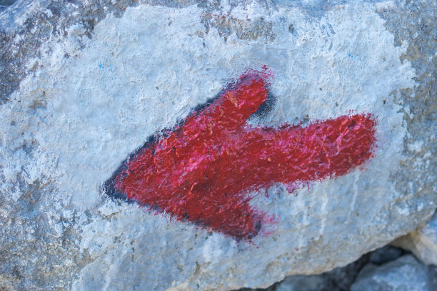 红色箭头上的石头特写，方向左下图片下载