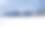 一个有小烟囱的房子的大屋顶，上面覆盖着雪，映衬着阴暗多云的天空图片下载