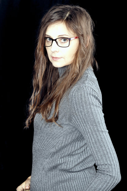 工作室拍摄的成熟女人的侧面看着相机图片下载