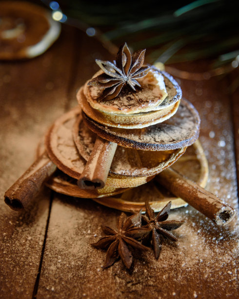 用橙子干、肉桂棒和八角种子做成的圣诞树图片下载