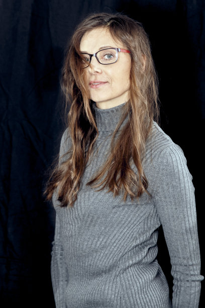 工作室拍摄的成熟女人的侧面看着相机图片下载