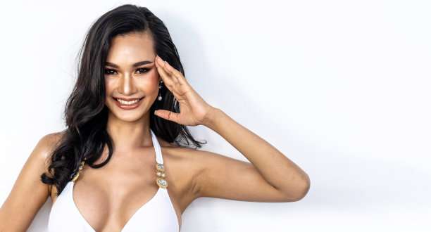 美丽的肖像年轻的亚洲女人性感的站着和微笑的脸孤立在白色的背景，女孩的身体快乐与新鲜和快乐的幸福，生活方式和放松的概念图片下载