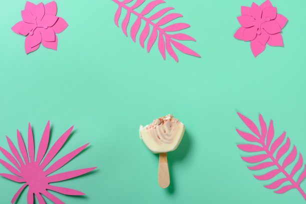 俯视图多吃红枣和牛奶味冰棒，以剪纸花和叶为绿色背景图片下载