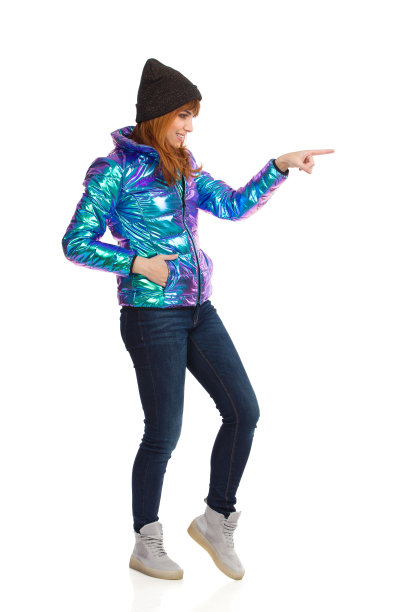 穿着鲜艳羽绒服的年轻女子指着或摸着什么东西。图片下载