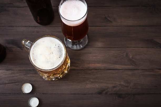 木桌上的啤酒图片下载
