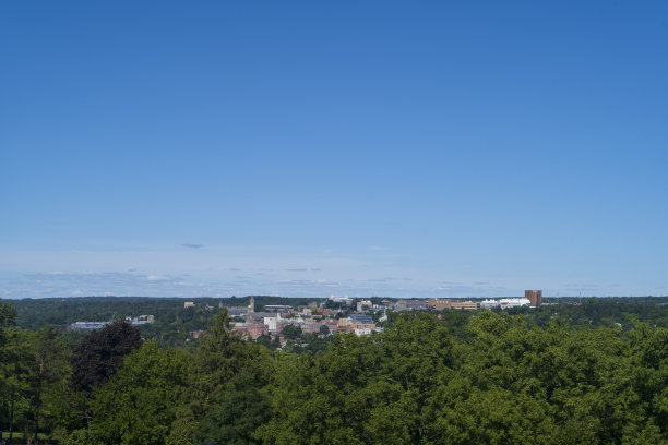 康奈尔大学，位于纽约伊萨卡的一所私立和法定的常春藤盟校研究型大学，在一个晴朗的下午从远处拍摄。图片下载