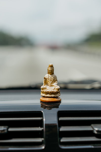 观音菩萨装饰像在车里图片下载