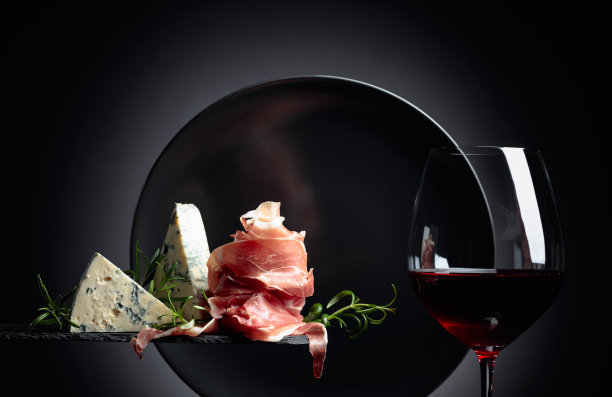 一杯红酒配上传统的地中海小吃。图片下载