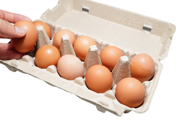 一只手拿着鸡蛋，一名男子挑了一个鸡蛋盒上的医疗、冠状病毒、covid-19、照片、概念、孤立的广告图片下载