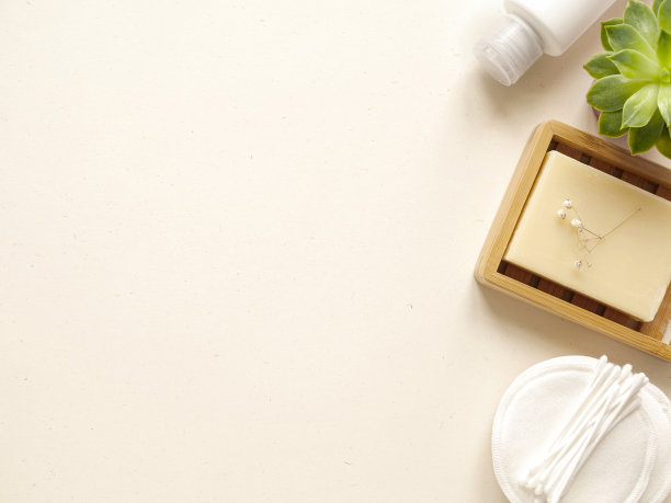 护理产品乳液，植物，棉签，护垫，肥皂。浴室配件在明亮的背景，俯视图，copyspace。居家美体护理概念，有机产品，早上例行图片下载