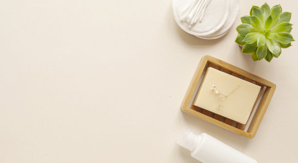 护理产品乳液，乳霜，肥皂。浴室配件在明亮的背景，俯视图，copyspace，横幅。居家美体护理概念，有机产品，早上例行图片下载