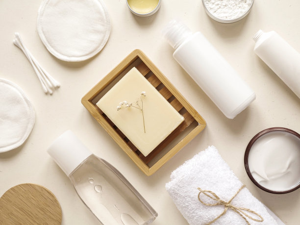 护理产品乳液，棉签，植物，护垫，肥皂，毛巾。浴室配件在明亮的背景，俯视图。居家美体护理概念，有机产品，早上例行图片下载