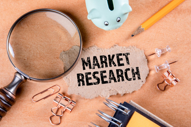 市场调查。放大镜，存钱罐，纸和办公用品图片下载