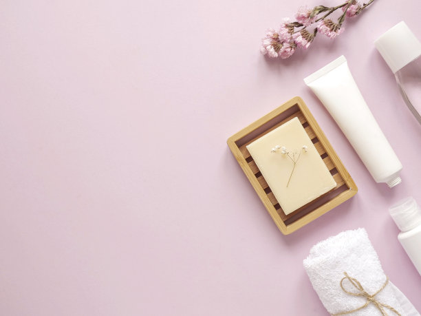护理产品乳液，霜，植物，肥皂，毛巾。浴室配件粉红色背景，俯视图，copyspace。居家美体护理概念，有机产品，早上例行图片下载