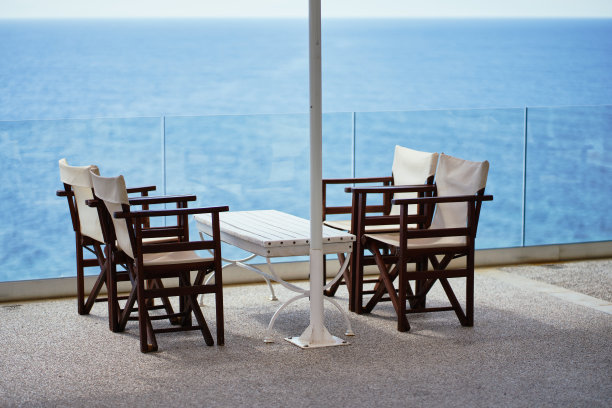 希腊海岸上的木制桌椅图片下载