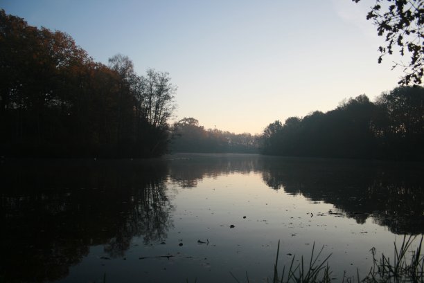 太阳从旧堡垒的护城河上升起图片下载