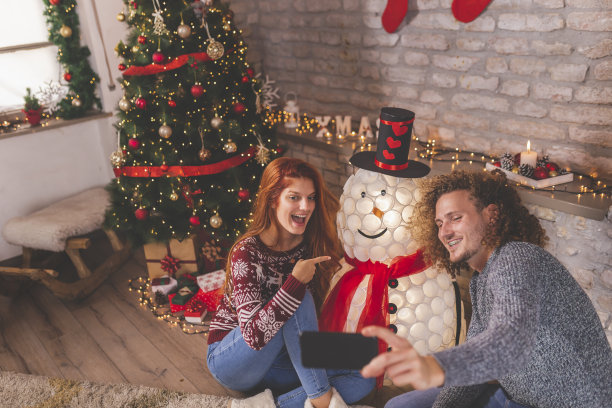 一对夫妇用塑料杯雪人自拍图片下载