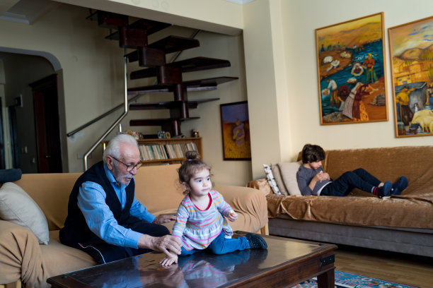 爷爷、孙子和孙女在客厅里玩得很开心图片下载