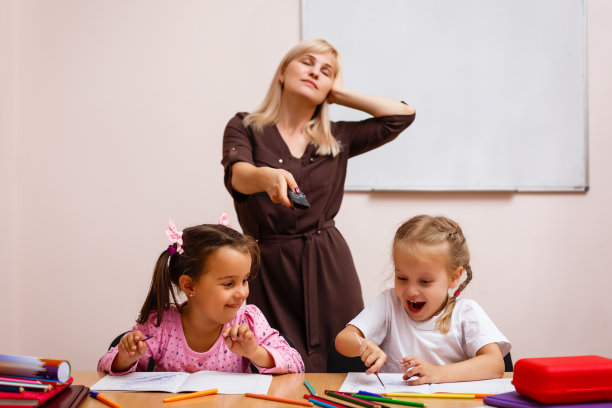 教室里压力很大的老师图片下载