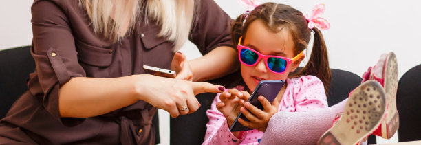 微笑的学生女孩背着书包，拿着练习本。快乐的亚洲小女孩在小学外面的肖像。近距离微笑的西班牙女学生看着镜头。图片下载