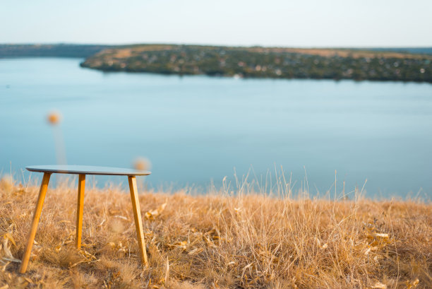 河边空地上的一张现代木制桌子图片下载