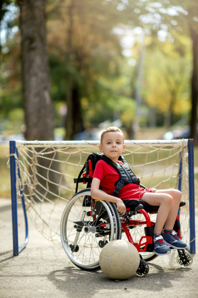残疾男孩与运动球图片下载