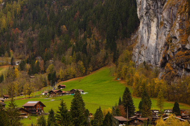 令人惊叹的阿尔卑斯旅游村庄，有著名的教堂和斯托巴赫瀑布，Lauterbrunnen，瑞士，欧洲图片下载